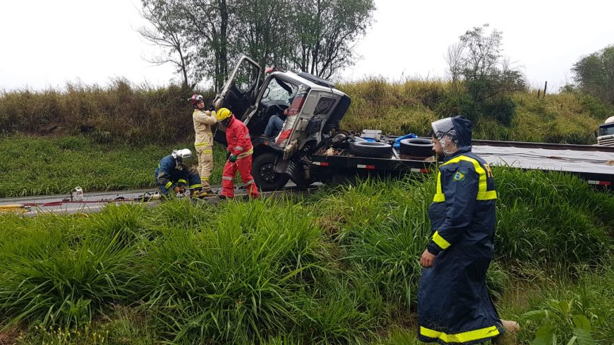Gravíssimo acidente de trânsito é registrado na BR-467; Motorista de guincho fica preso às ferragens