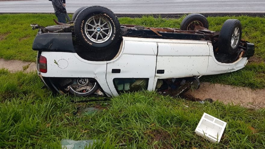 Chevrolet Blazer para com as quatro rodas para cima após capotamento na BR-467