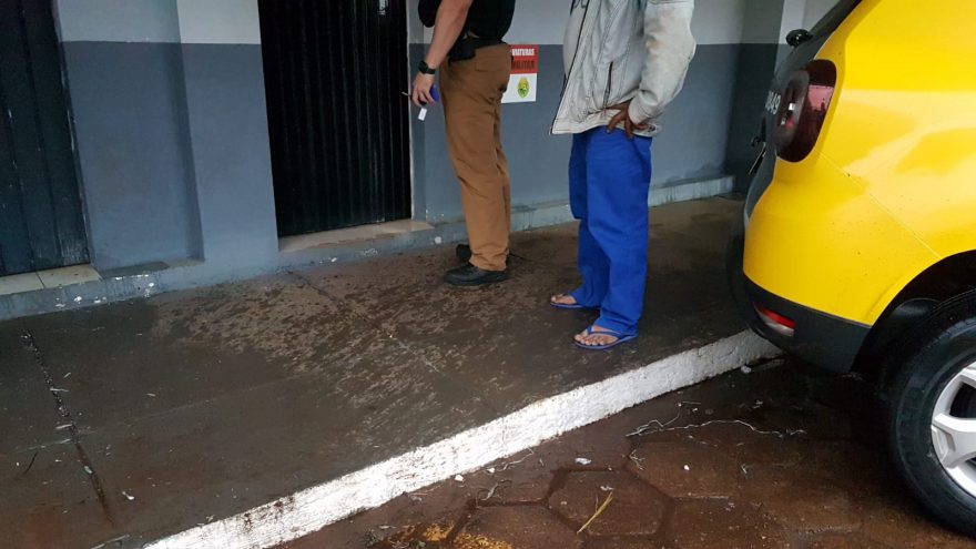 Homem com mandado de prisão em aberto é detido pela PM
