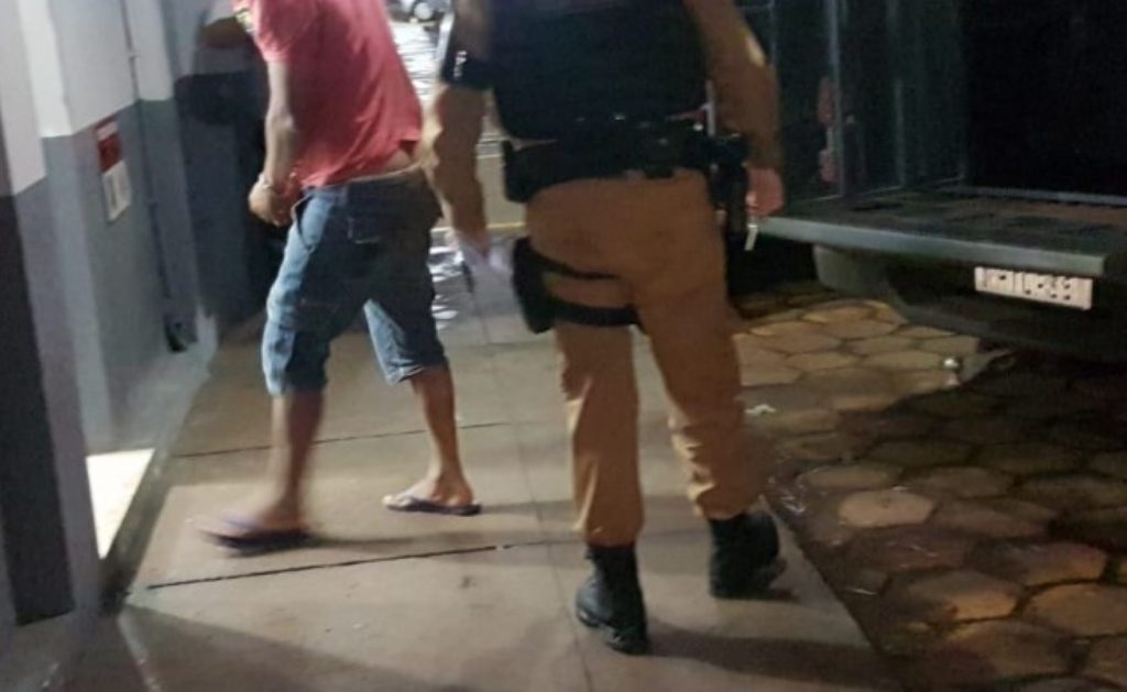 Homem é preso com mandado de prisão em aberto