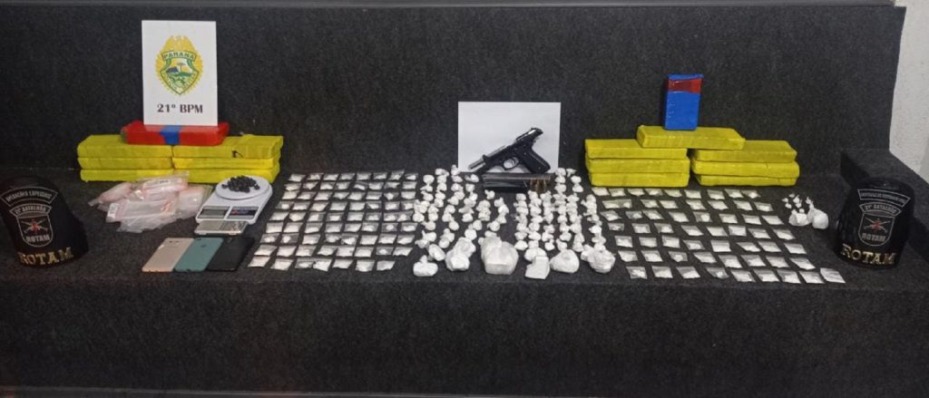 PM apreende drogas, arma e veículo em Francisco Beltrão; três pessoas foram detidas