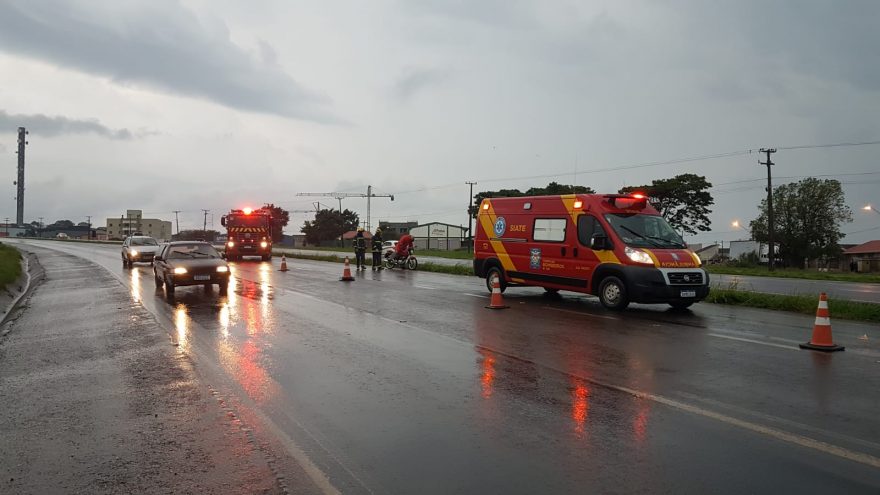 Motociclista fica ferida ao sofrer queda de moto na PRc-467
