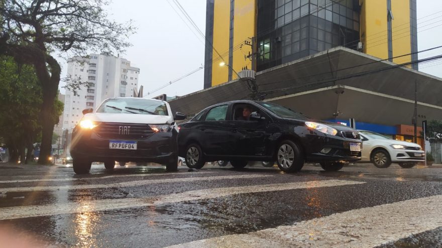 Carros se envolvem em colisão na Rua Paraná e deixam o trânsito interditado