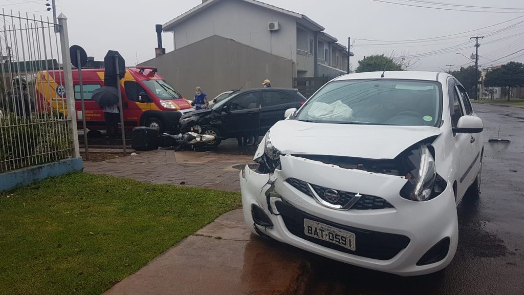 Três veículos se envolvem em colisão no Bairro Neva e mulher fica ferida