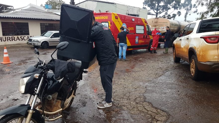 Jovem fica ferido após colisão entre carro e moto no Bairro Cataratas