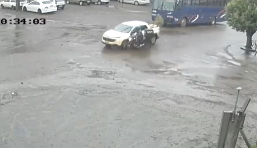 Vídeos mostram momento em que motociclista e Fiat Toro se envolvem em colisão no Cataratas