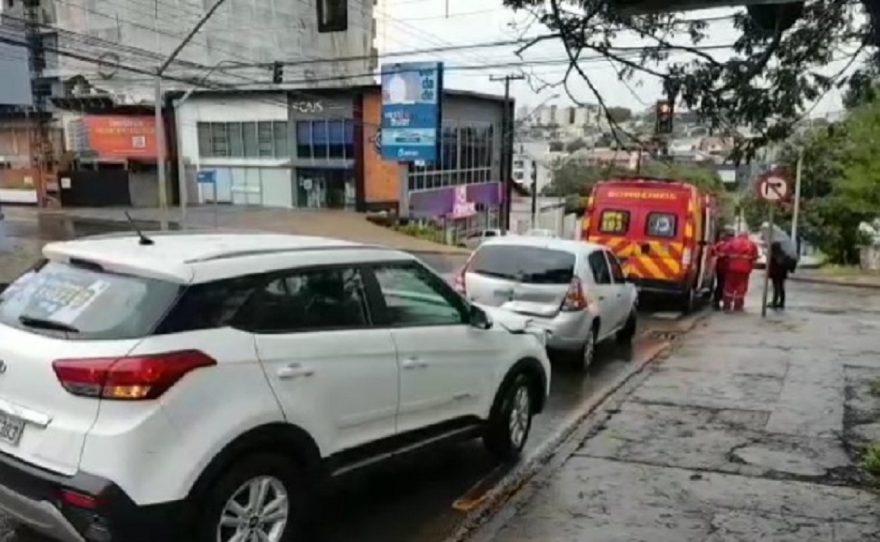 Acidente de trânsito é registrado no Bairro Cancelli após condutora passar mal