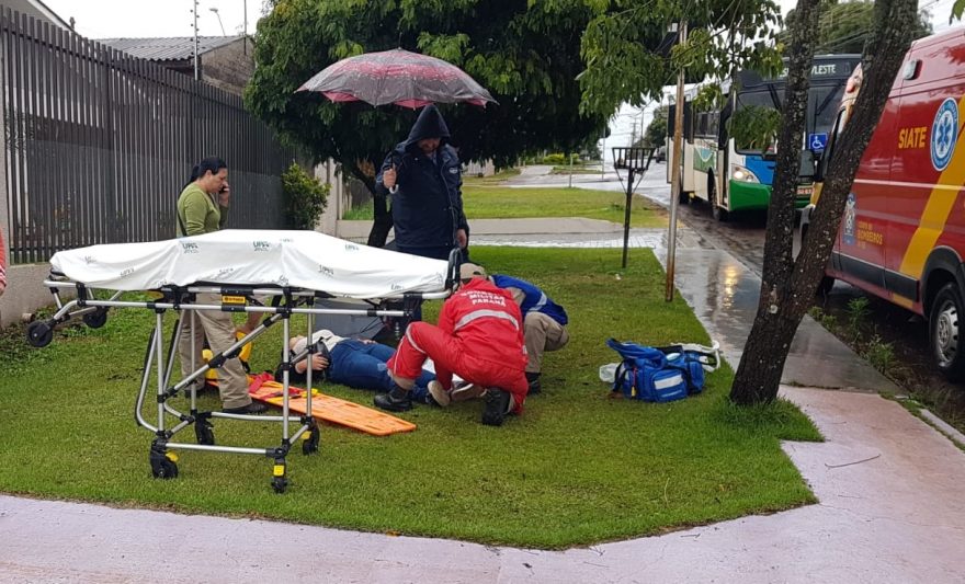 Mulher escorrega e sofre queda no Bairro Cascavel Velho