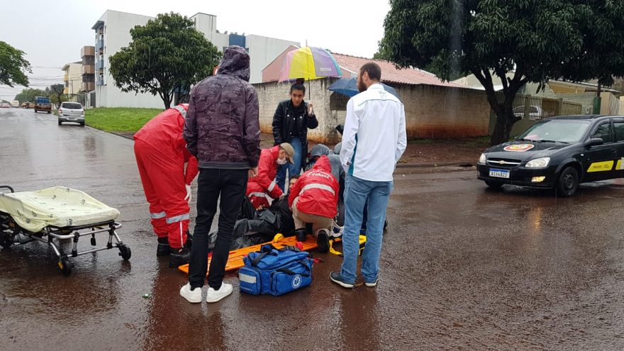 Colisão entre carro e moto deixa homem ferido na Rua das Palmeiras, no Coqueiral