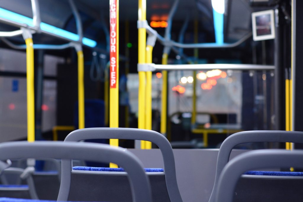 Ao descer de ônibus, idosa de 92 anos cai e morre atropelada