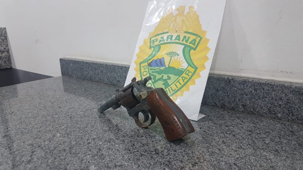 Vítima de violência doméstica presta depoimentos na Delegacia; arma foi apreendida