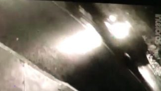 Câmera registra momento em que mulher sofre parada cardiorrespiratória em automóvel