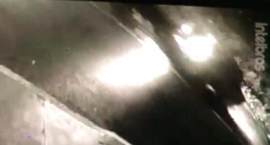 Câmera registra momento em que mulher sofre parada cardiorrespiratória em automóvel