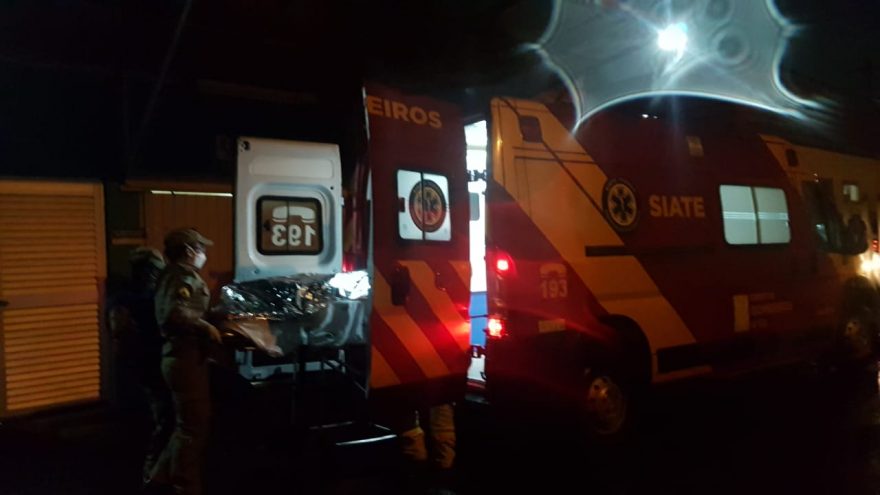 Mulher sofre queda em condomínio e bate a cabeça