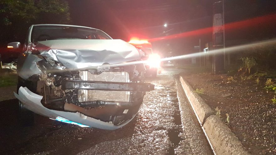Colisão entre dois carros deixa mãe e filho feridos, no Bairro Floresta