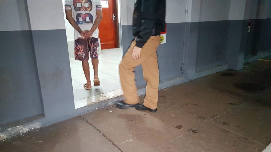 Após abordagem em via pública, jovem foge da polícia e se tranca no banheiro; indivíduo foi detido pela PM