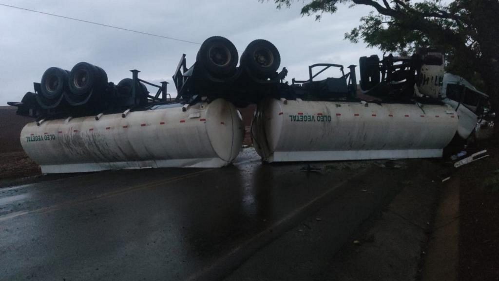 Acidente com seis veículos deixa dois mortos na PR-082, próximo a São João do Ivaí