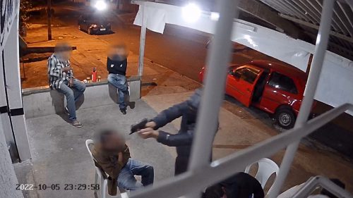 Imagem referente a Impressionante: Vídeo mostra execução de homens em bar; tranquilidade das pessoas que não eram alvo chama a atenção