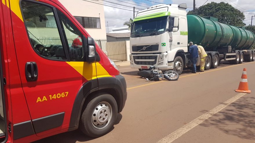 Motociclista tem suspeita de fratura no pé após colisão de trânsito no Bairro Brasmadeira