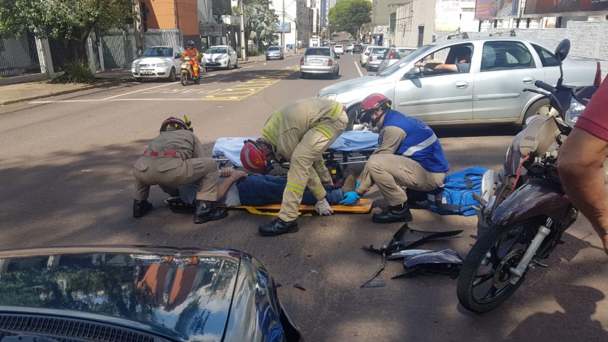 Motociclista fica ferido após acidente de trânsito na Rua Pernambuco, no Centro