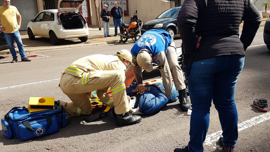 Mais uma colisão de trânsito deixa motociclista ferido no Centro