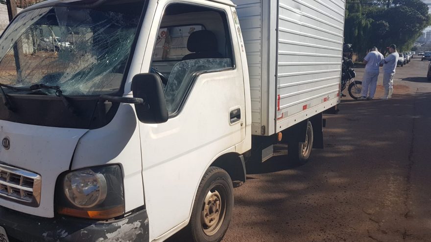 Motociclista fica ferido ao se envolver em acidente com um caminhão no Bairro Country