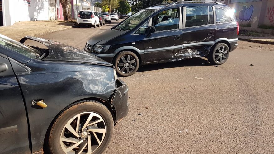 Veículos ficaram bastante danificados após acidente de trânsito no Centro