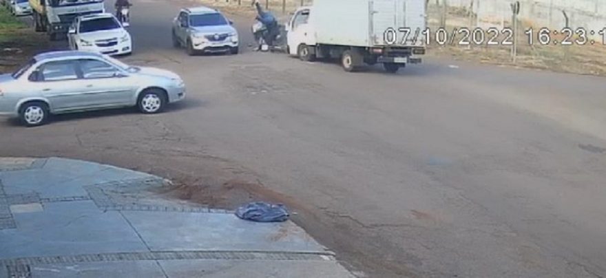 Câmera registra acidente entre motocicleta e caminhão no Bairro Country