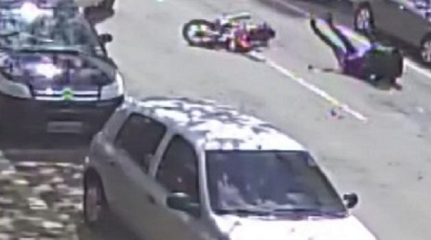 Câmera registra momento em que Fiesta e motocicleta colidem no Centro