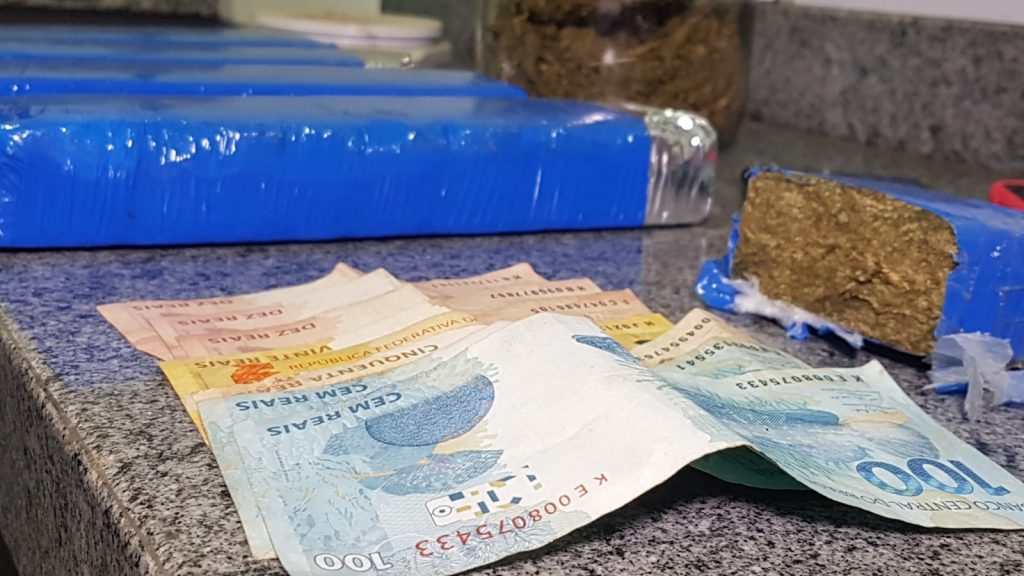 Três jovens são detidos portando drogas em Cascavel
