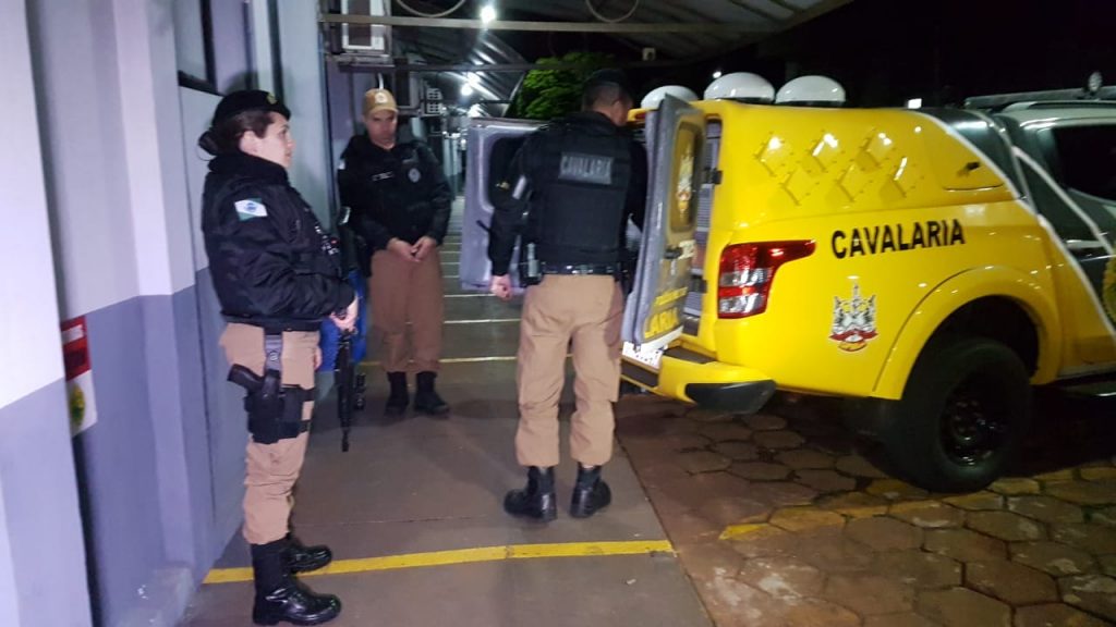 Após suposto disparo de arma de fogo, dois indivíduos são detidos com pistola