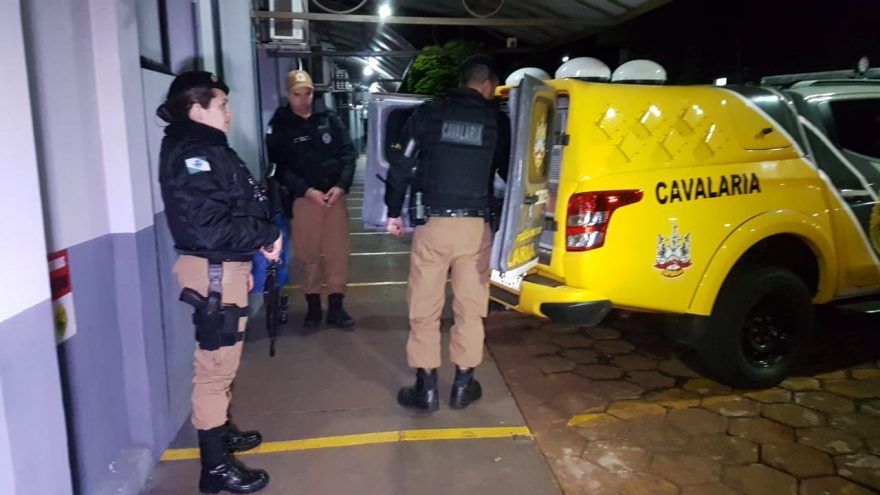 Após suposto disparo de arma de fogo, dois indivíduos são detidos com pistola