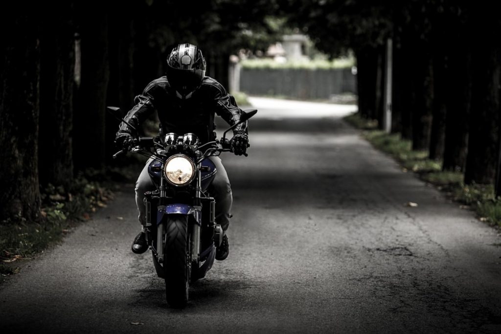 Vizinhos se revoltam com jovem que estaria fazendo barulho alto com moto durante penúltimo episódio de Pantanal