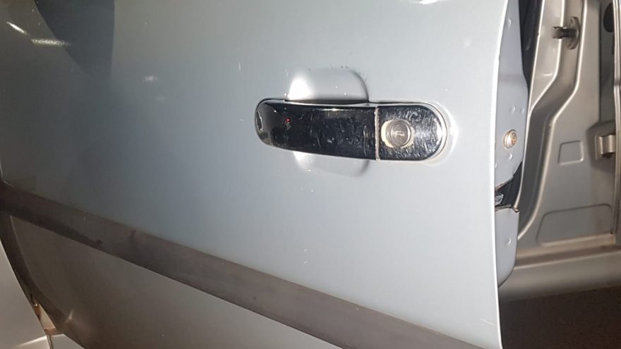 Mulher sai do trabalho e encontra carro arrombado com chave mixa na porta; trava carneiro evitou o furto