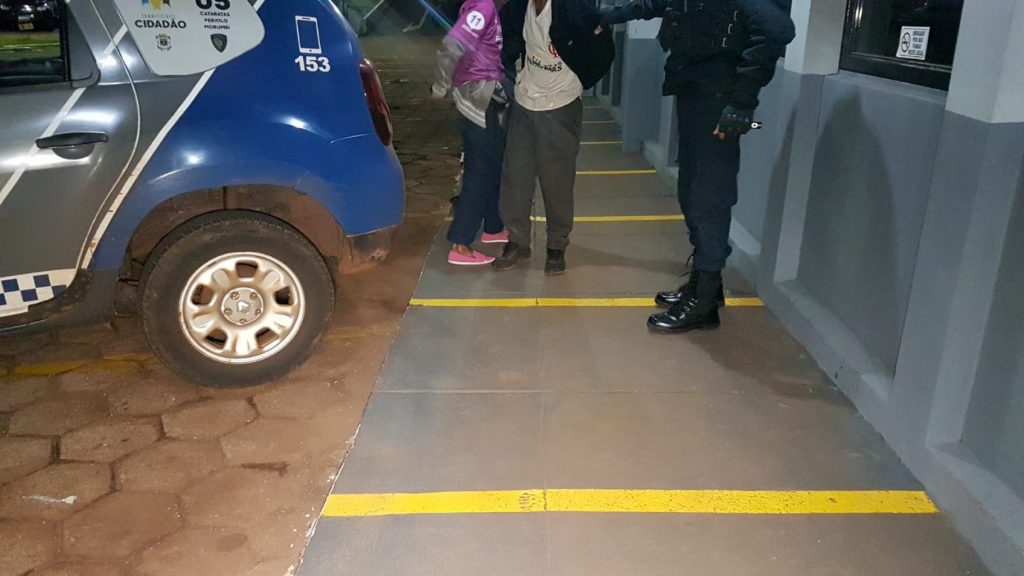 Dupla é presa em flagrante retirando rodas de Gol furtado e carro é recuperado, no Gralha Azul