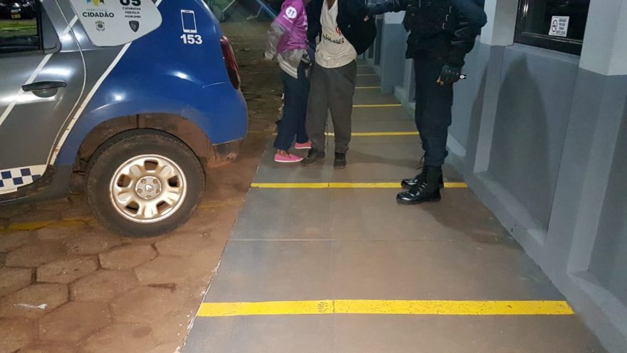 Dupla é presa em flagrante retirando rodas de Gol furtado e carro é recuperado, no Gralha Azul