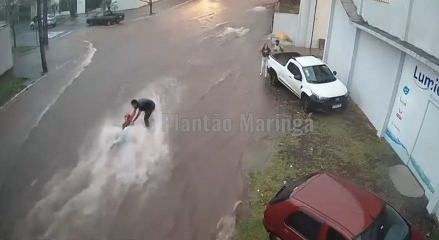 Vídeos mostram três pessoas sendo arrastadas por enxurrada durante chuva em Maringá e Sarandi