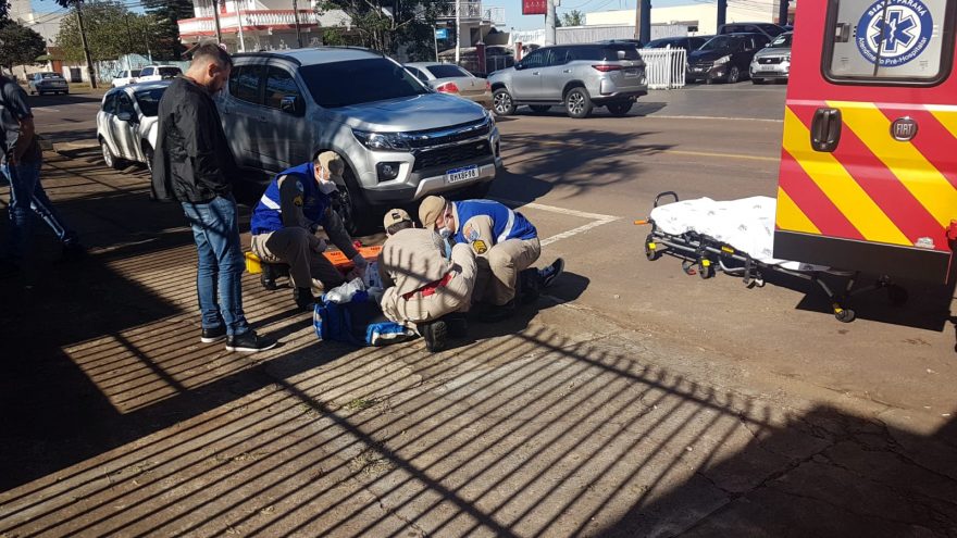 Em bicicleta elétrica, mulher bate em porta de carro e fica ferida no Parque São Paulo