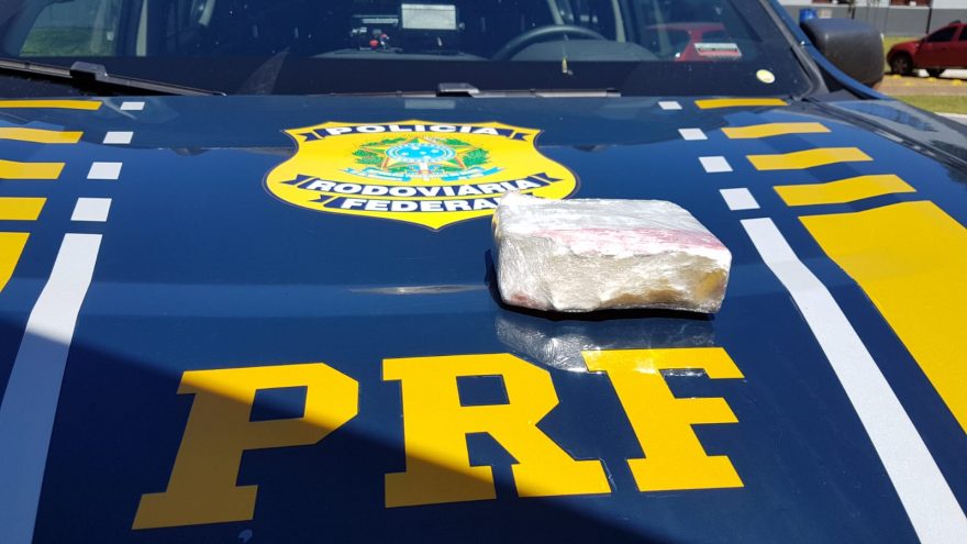 Menina de 17 anos é apreendida pela PRF transportando meio quilo de cocaína