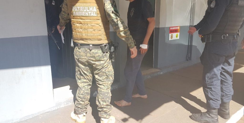Homem que invadiu apartamentos e pulou do terceiro andar é levado para a Delegacia