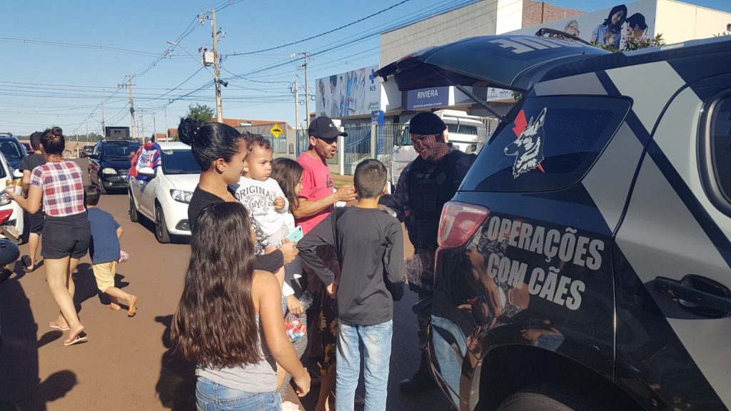 Bela ação: pelotão do Choque leva doces e muita alegria para crianças no Riviera