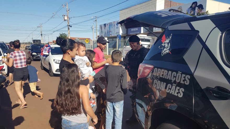 Bela ação: pelotão do Choque leva doces e muita alegria para crianças no Riviera