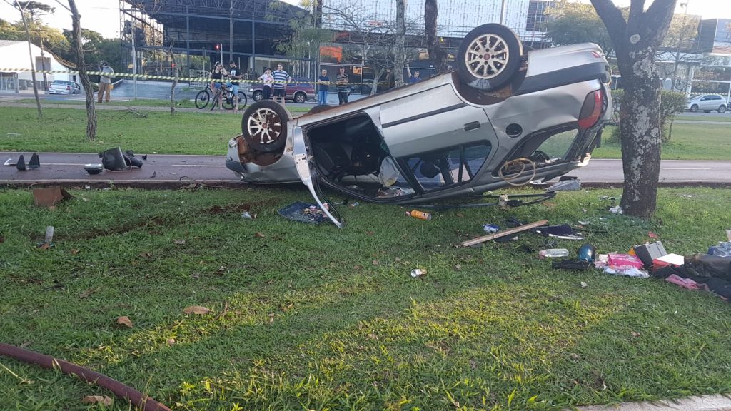Carro capota na Avenida Brasil; confira