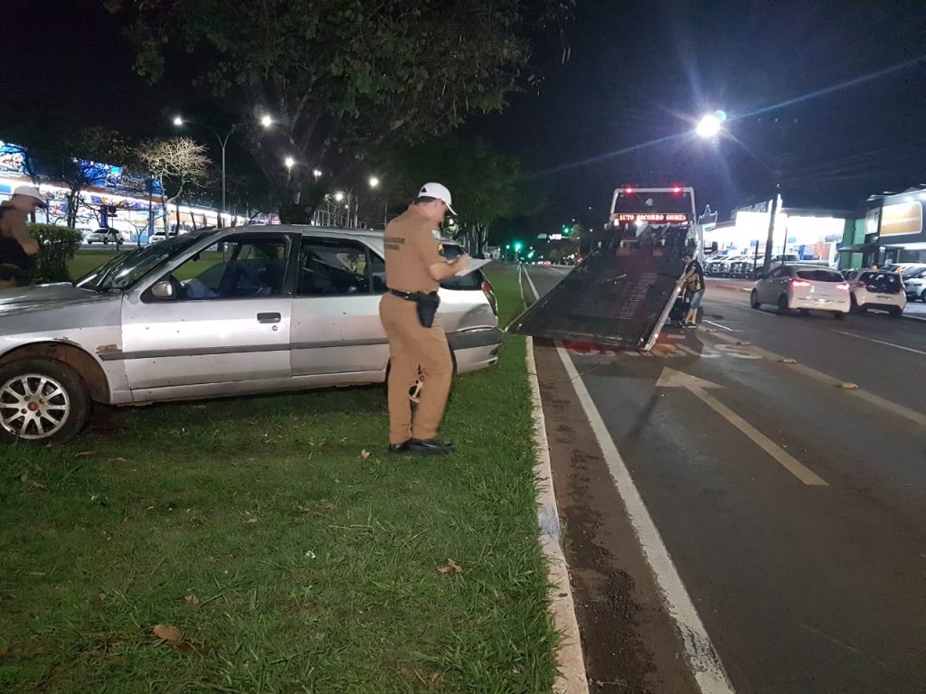 Veículo que capotou tem débitos e é recolhido pela Polícia Militar
