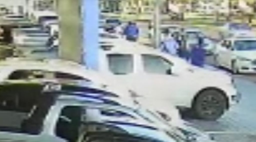 Vídeo: veja momento exato em que carro em alta velocidade capota na Avenida Brasil