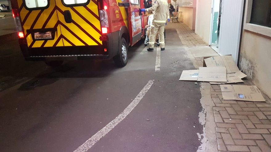Jovem é esfaqueado pelas costas no Bairro Floresta