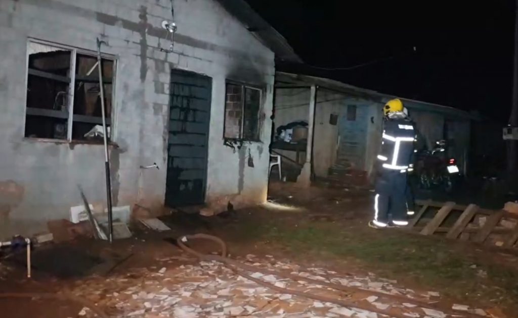 Casa fica danificada após incêndio no Pioneiros Catarinenses