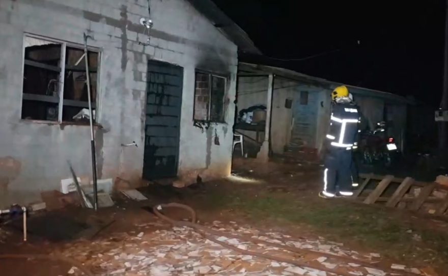 Casa fica danificada após incêndio no Pioneiros Catarinenses