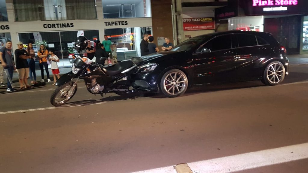 Motociclista fica ferido em colisão no Centro