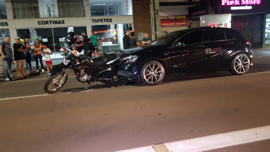 Motociclista fica ferido em colisão no Centro